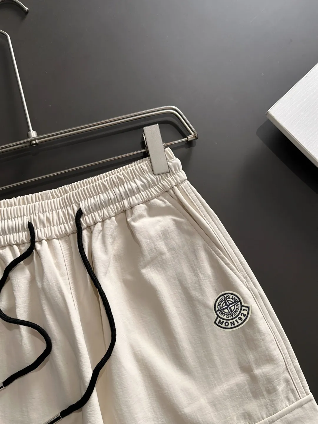 2-3 days to ship P360 Stone lsland/Stone Island Mouth Co-branded Exclusive launch of 25ss autumn and winter new high-quality trousers Compare real-life details at will The craftsmanship that ordinary small workshops cannot copy Top-level ZP development Unique imported fabric feel Purely imported German machine production Precision operation Ten thousand needle density A pair of trousers with rich details You can see the development strength A full set of new accessories can be customized simultaneously Simple yet elegant Soft, delicate and comfortable The upper body is versatile and fashionable A perfect choice for autumn and winter, a must-have item. Sizes: M to 3XL (please state your height and weight when placing an order)